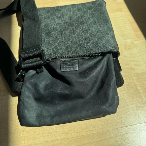 Gucci Supreme Small Crossbody Bag - Picture 6 of 14
